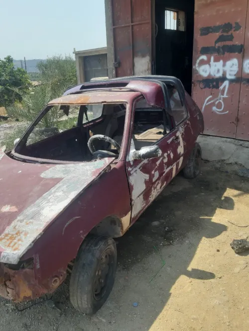 Peugeot 205 carcasse avec les papiers Anne 1984