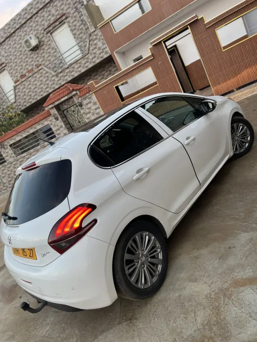 Peugeot 208 2015 Allure Facelift