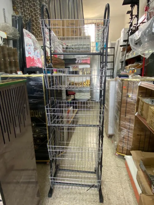 Équipement magasin caisse en bois , mannequins , étagères, chaise magasin 