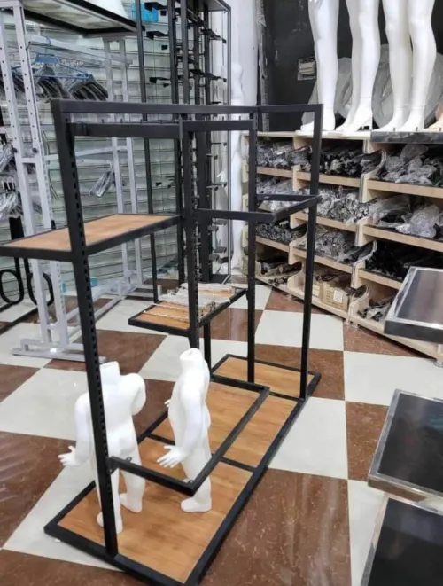 Équipement magasin caisse en bois , mannequins , étagères, chaise magasin 