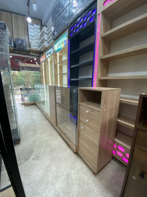 Équipement magasin caisse en bois , mannequins , étagères, chaise magasin 