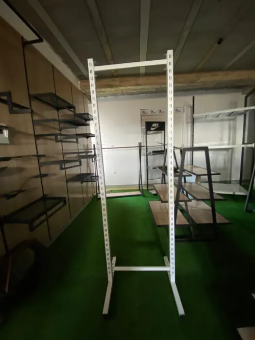 Équipement magasin caisse en bois , mannequins , étagères, chaise magasin 