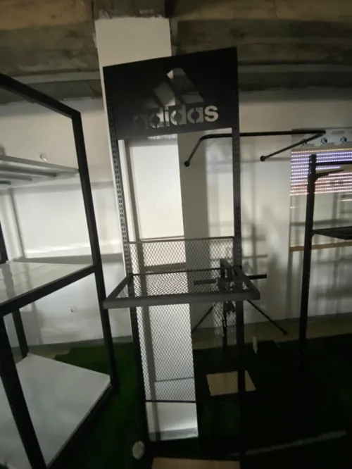 Équipement magasin caisse en bois , mannequins , étagères, chaise magasin 