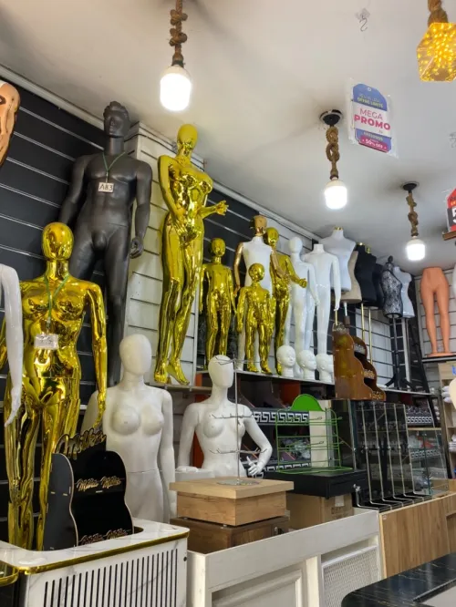 Équipement magasin caisse en bois , mannequins , étagères, chaise magasin 