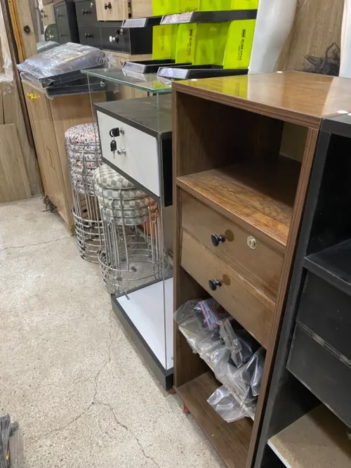 Équipement magasin caisse en bois , mannequins , étagères, chaise magasin 