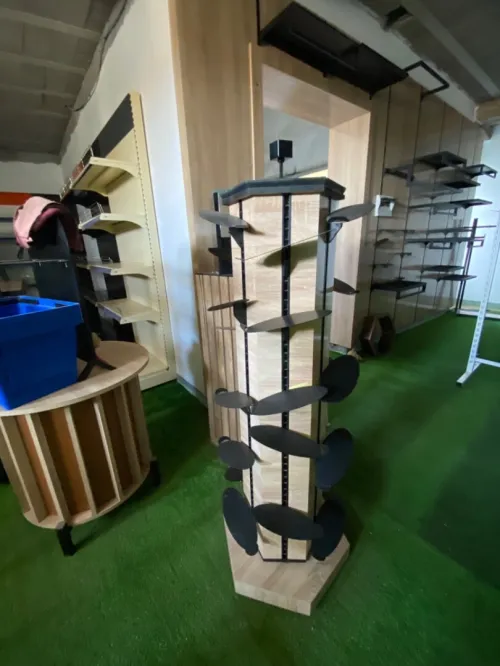 Équipement magasin caisse en bois , mannequins , étagères, chaise magasin 