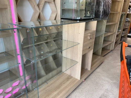 Équipement magasin caisse en bois , mannequins , étagères, chaise magasin 
