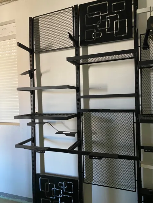Équipement magasin caisse en bois , mannequins , étagères, chaise magasin 