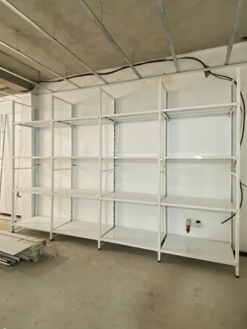 Équipement magasin caisse en bois , mannequins , étagères, chaise magasin 