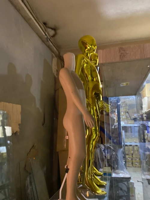 Équipement magasin caisse en bois , mannequins , étagères, chaise magasin 