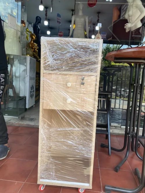 Équipement magasin caisse en bois , mannequins , étagères, chaise magasin 