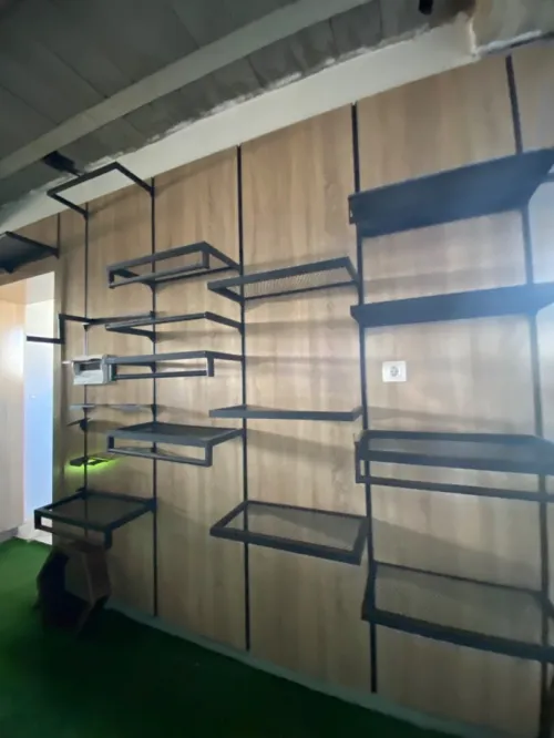 Équipement magasin caisse en bois , mannequins , étagères, chaise magasin 