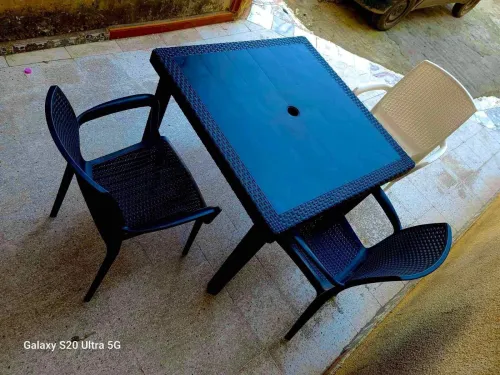 Équipement magasin caisse en bois , mannequins , étagères, chaise magasin 