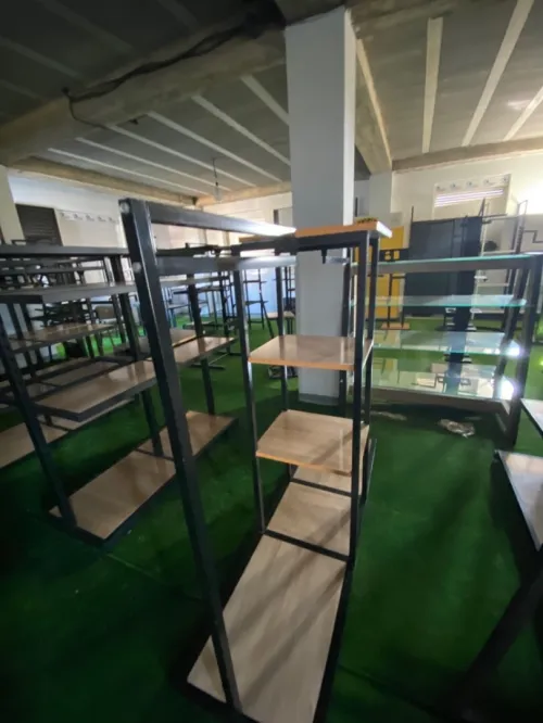 Équipement magasin caisse en bois , mannequins , étagères, chaise magasin 