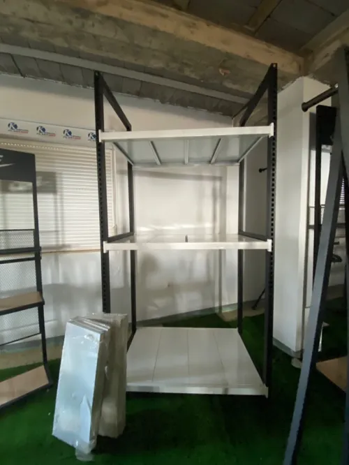Équipement magasin caisse en bois , mannequins , étagères, chaise magasin 