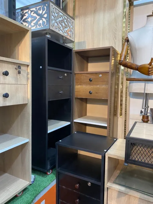 Équipement magasin caisse en bois , mannequins , étagères, chaise magasin 