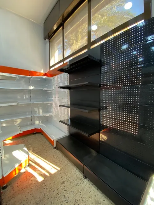 Équipement magasin caisse en bois , mannequins , étagères, chaise magasin 