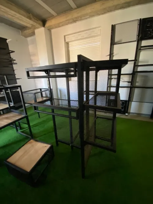 Équipement magasin caisse en bois , mannequins , étagères, chaise magasin 