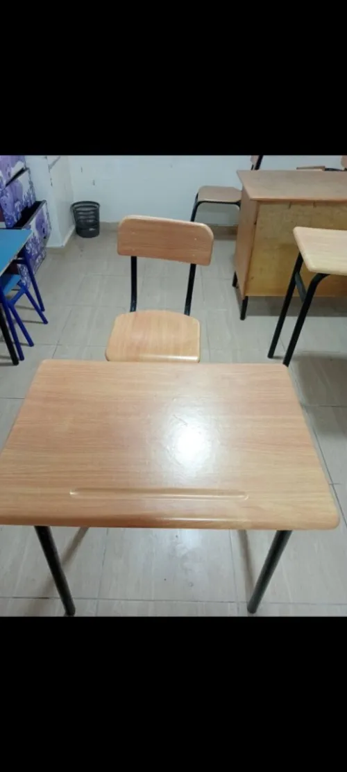 Bureaux et tables scolaires 