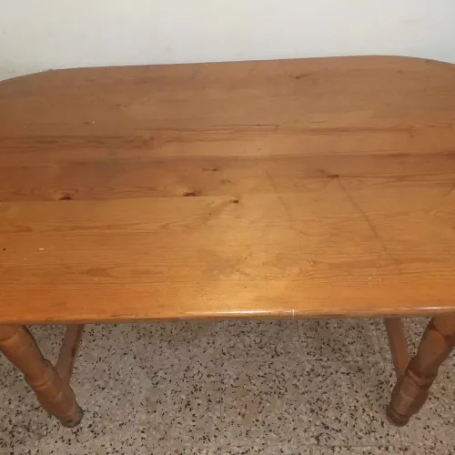 Différents types de tables en bois et en métal 