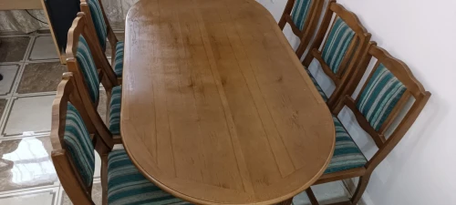 Table bois massif 190x100 cm avec 6 chaises, trés solide , bon état.