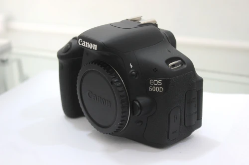 Boitier canon 600D + chargeuret batterie +bandeliere déclanchement  2K