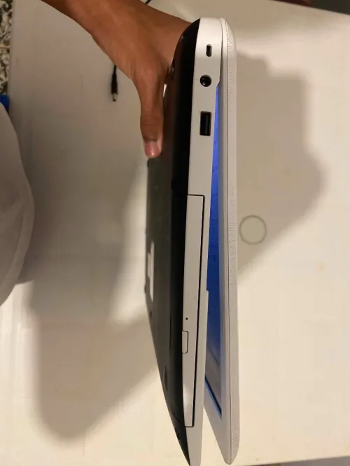 للبيع حاسوب Toshiba Satellite شاشة كبيرة (17.3 بوصة) في حالة جيدة