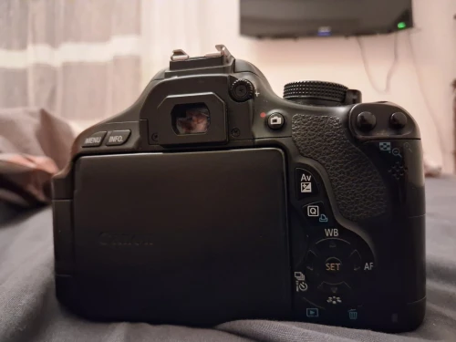 كاميرا كانون 600D نقية مع 2 باتري و شارجور اورجينال و اوبجكتيف 75-300mm