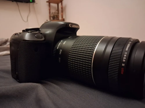 كاميرا كانون 600D نقية مع 2 باتري و شارجور اورجينال و اوبجكتيف 75-300mm