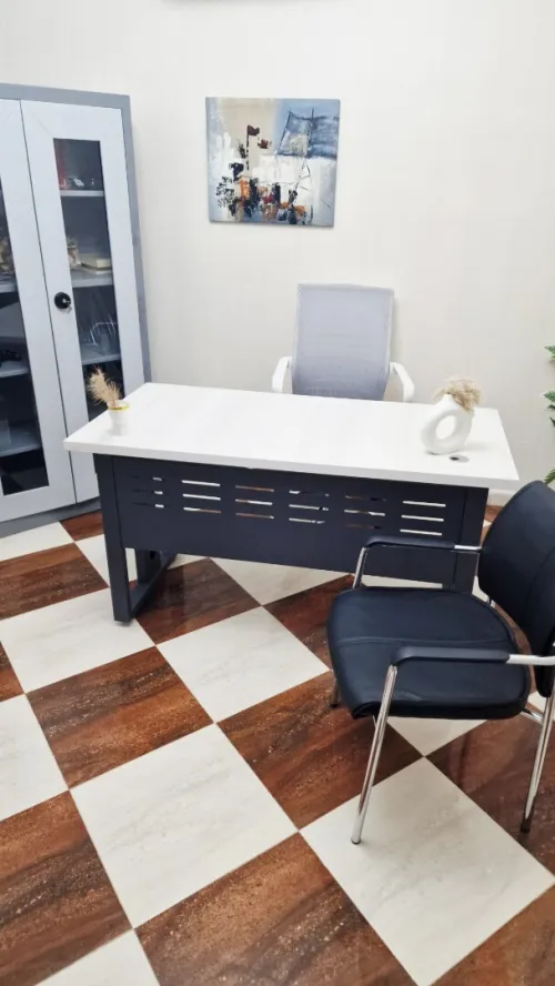 Bureau moderne blanc/gris 140/70 cm robuste et élégant