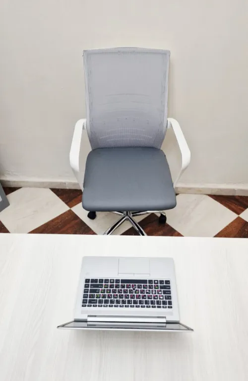 Bureau moderne blanc/gris 140/70 cm robuste et élégant