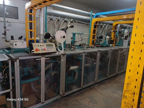 Machine industrielle pour serviettes hygiéniques féminines