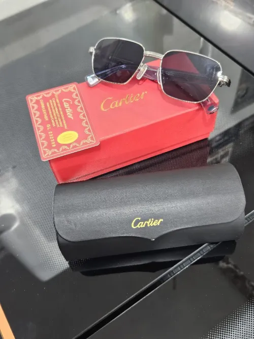 . نظارات  من علامة cartier