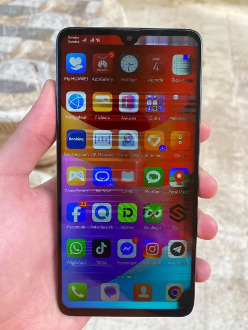 Huawei mate 20 4/128 duos marche bien et bon état sauf la fichure kima rahi mais tmchi nrml Huawei mate 20