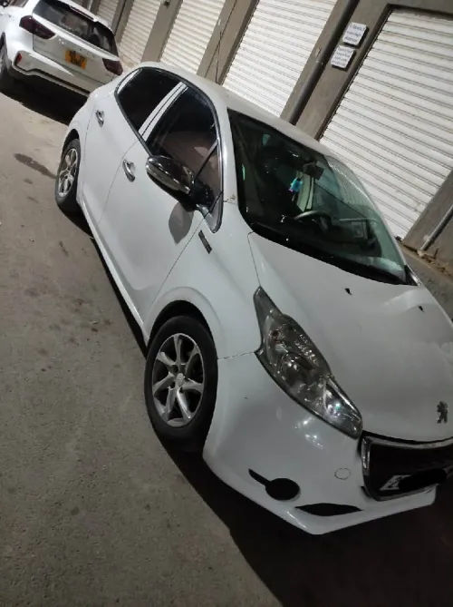 Peugeot 208 2014 Silver Line