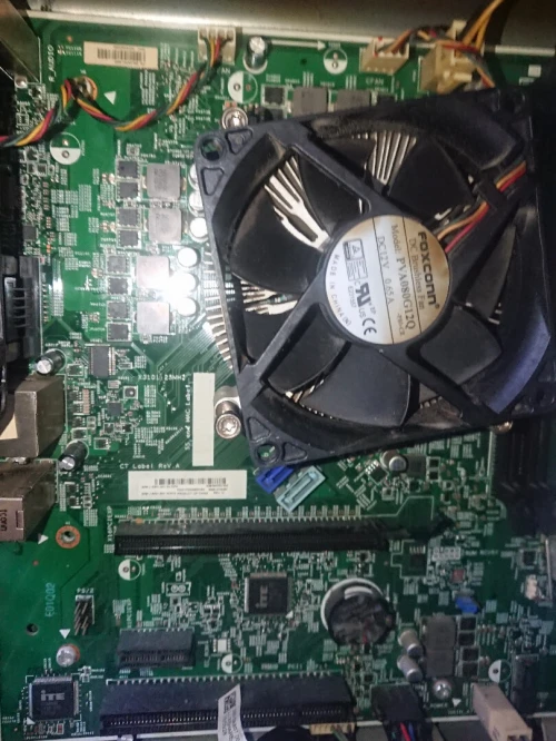 Ryzen 3 2200G avec son ventilo d'origine.