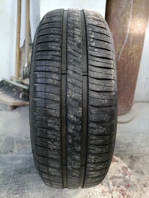 Un pneus Michelin energy saver 185/65R14