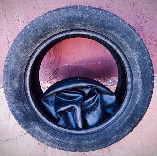 Pneus IRIS 205/55R16 en bonne état avec chambre à Air
