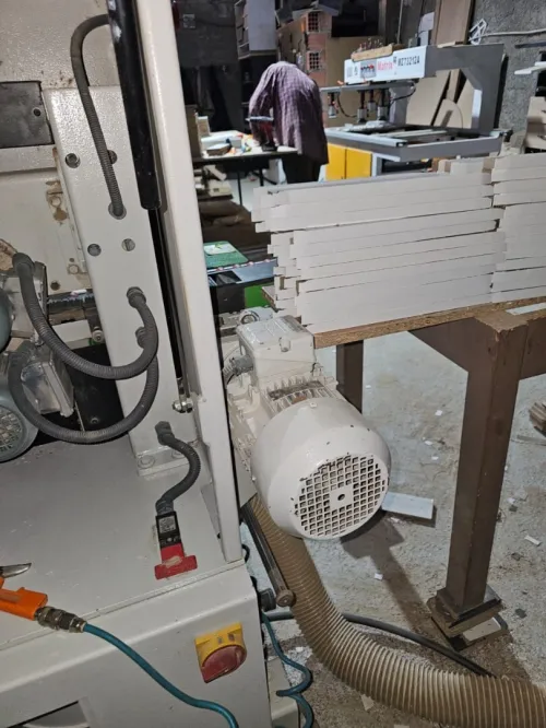 Plaquese de chants mizrak 5 opération avec  bac a colle