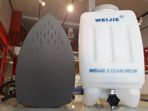 Fer à vapeur électrique avec bidon
