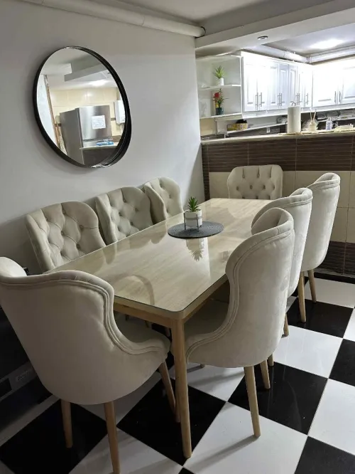 Une table avec 8 chaises