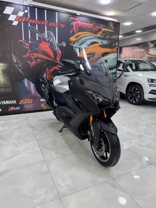 YAMAHA T MAX 2025
