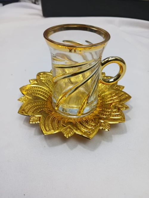 Ensemble De Tasses À Thé Ou À Café En Verre Avec Anses Dorées Et Une Soucoupe Décorative Dorée. 12 P