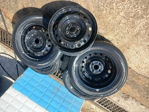 A vendre Quatre Roues Complete 185-60 par 15 de marque brigestone et DUnlop avec engoleveres dorigine toyota yaris sedan plus une jante