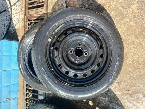 A vendre Quatre Roues Complete 185-60 par 15 de marque brigestone et DUnlop avec engoleveres dorigine toyota yaris sedan plus une jante