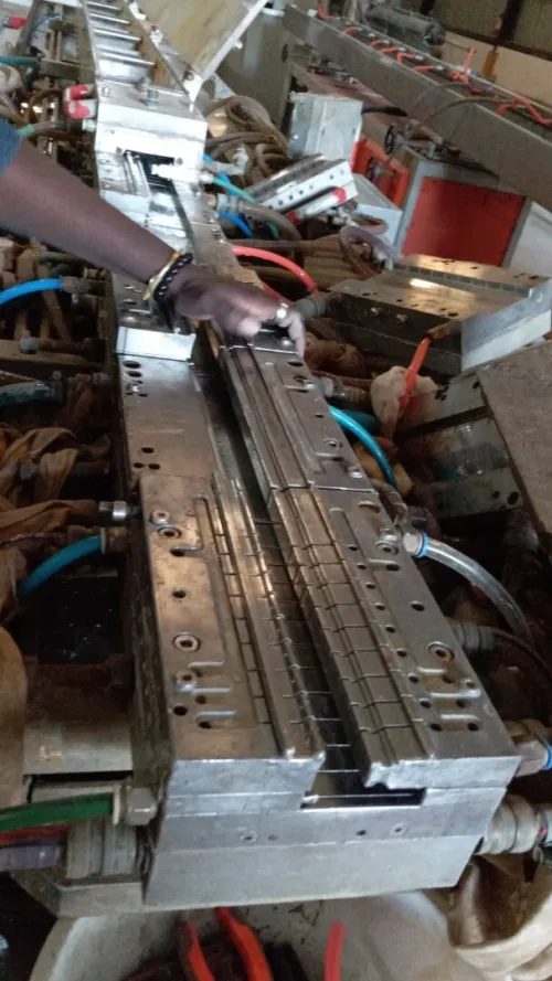 Je réalise l'installation, la formulation et l'exploitation de ces machines pvc pour le profil