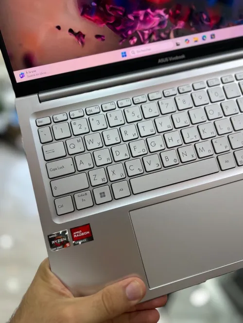 Asus VivoBook OLED 2.8K 120Hz - Ryzen 5 7520U - 16Gb - 512Gb - AMD Radeon Graphics 
