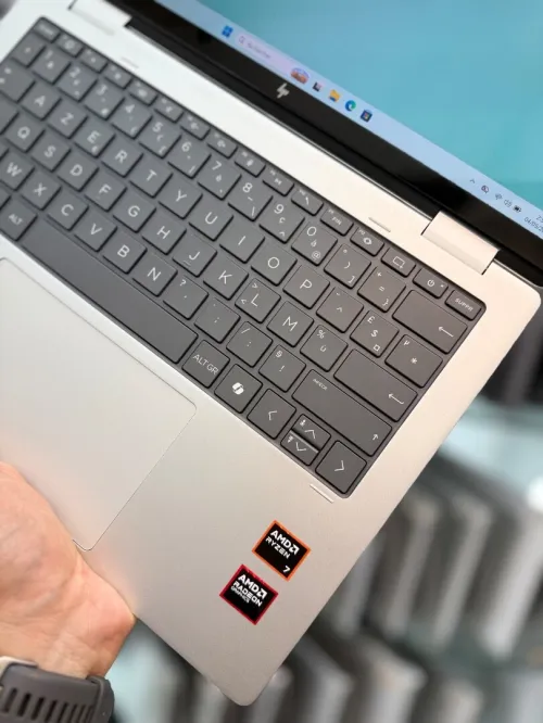 HP ENVY OLED 2-in-1 - Ryzen 7 8740Hs - 16Go Ram - 512Go SSD - AMD Radeon Graphics