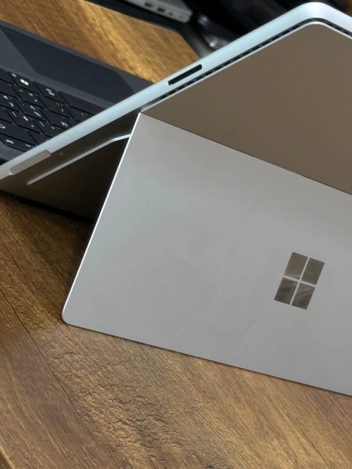 Microsoft SurFace PRO 10 - Ultra 5 125U - 8Go Ram - 256Go SSD - Intel Graphics