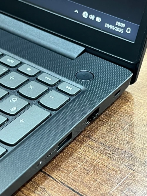Lenovo V15 FHD - Ryzen 5 77307 - 8Gb - 256Gb - AMD Radeon Graphics 